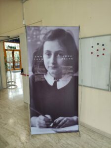 Dal giorno 08 novembre 2024 fino alla fine del mese, l'I.I.S A. Bafile ospiterà la mostra su Anna Frank.Montata ed illustrata da 6 alunni formati dagli esperti della Fondazione Anne Frank di Amsterdam, sarà aperta tutti i giorni dalle ore 8,30 alle ore 13,00. Previo appuntamento se si richiede la guida fornita dagli studenti.